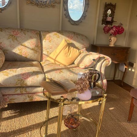The Pink Cottage Upstairs Suite & Garden Summer Room Whitehead エクステリア 写真