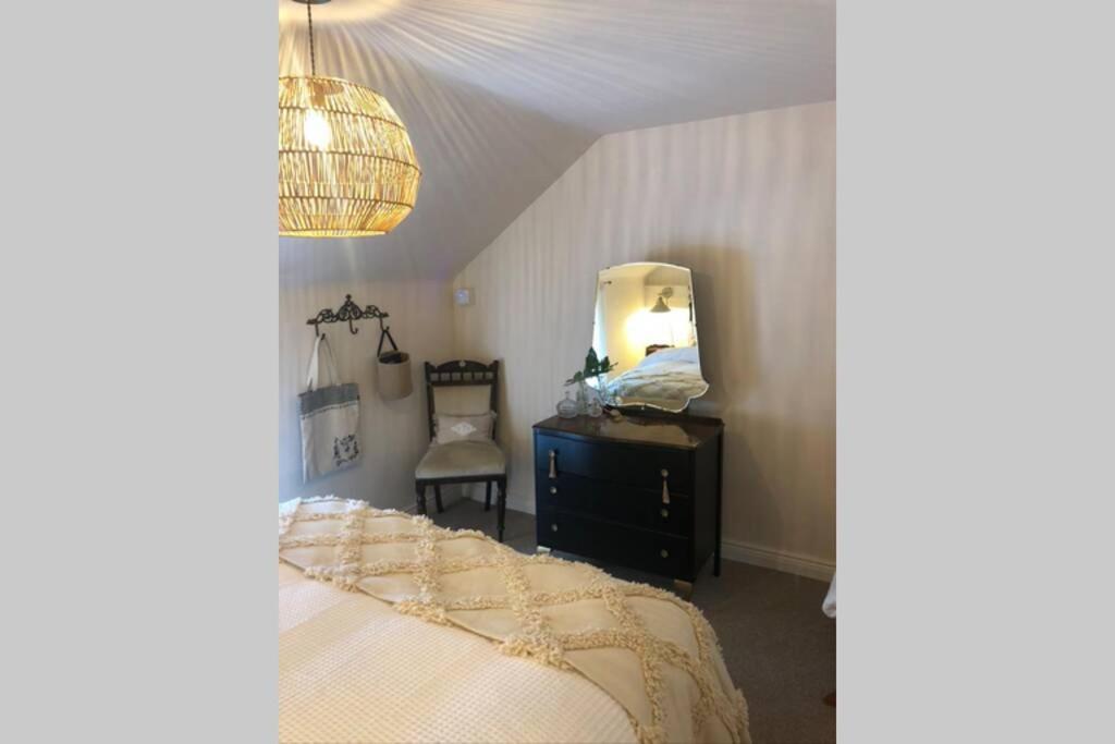 The Pink Cottage Upstairs Suite & Garden Summer Room Whitehead エクステリア 写真