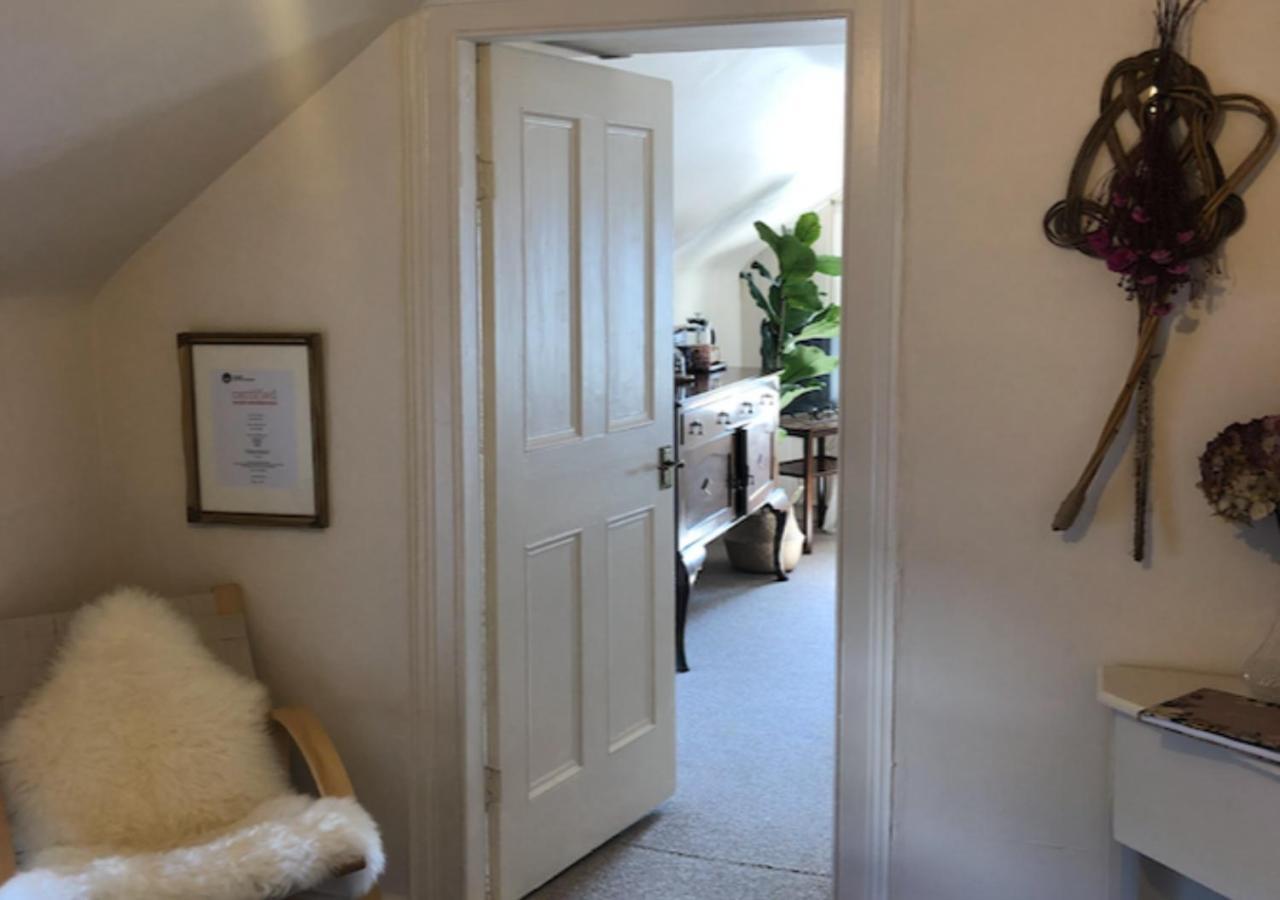 The Pink Cottage Upstairs Suite & Garden Summer Room Whitehead エクステリア 写真