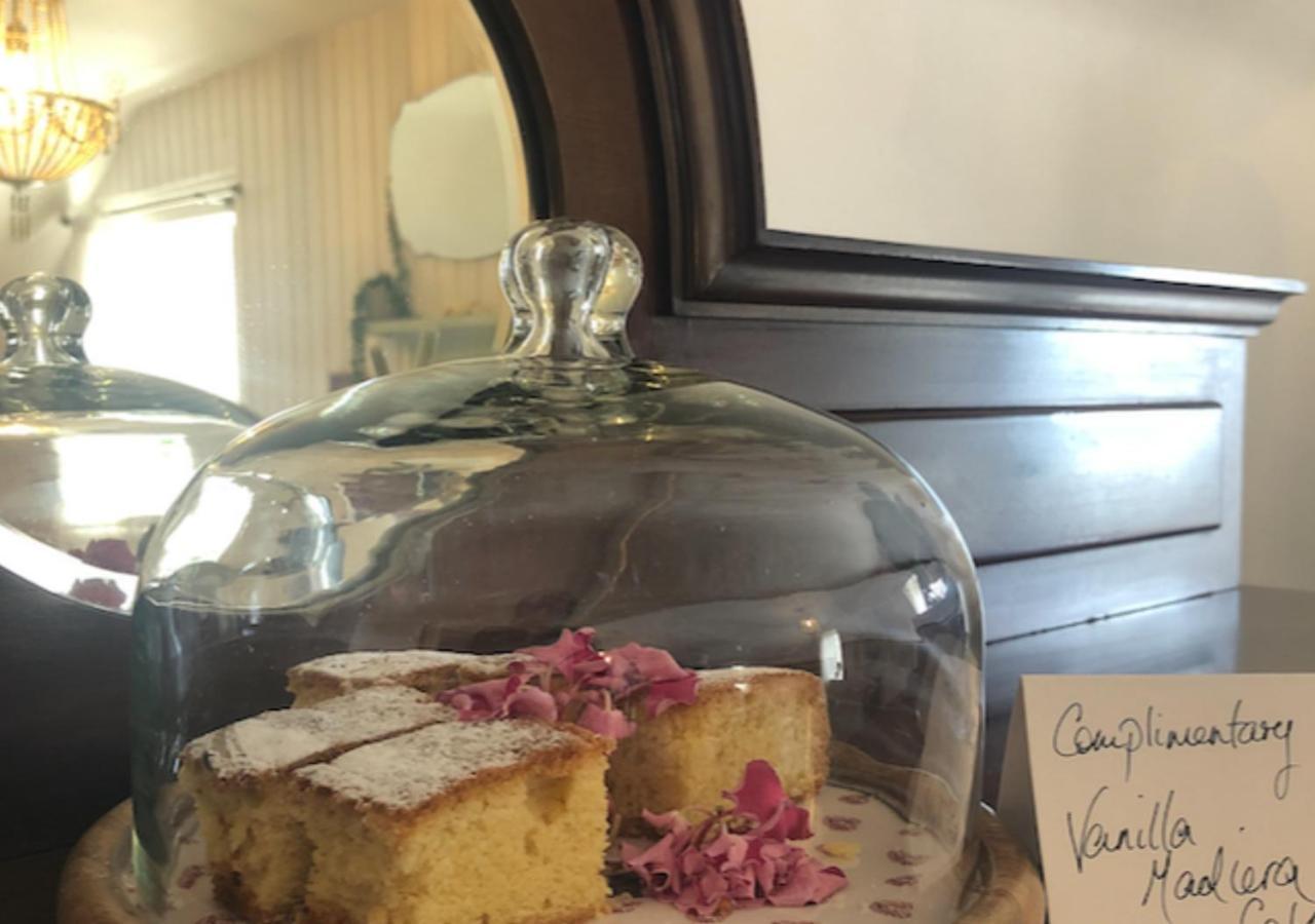 The Pink Cottage Upstairs Suite & Garden Summer Room Whitehead エクステリア 写真