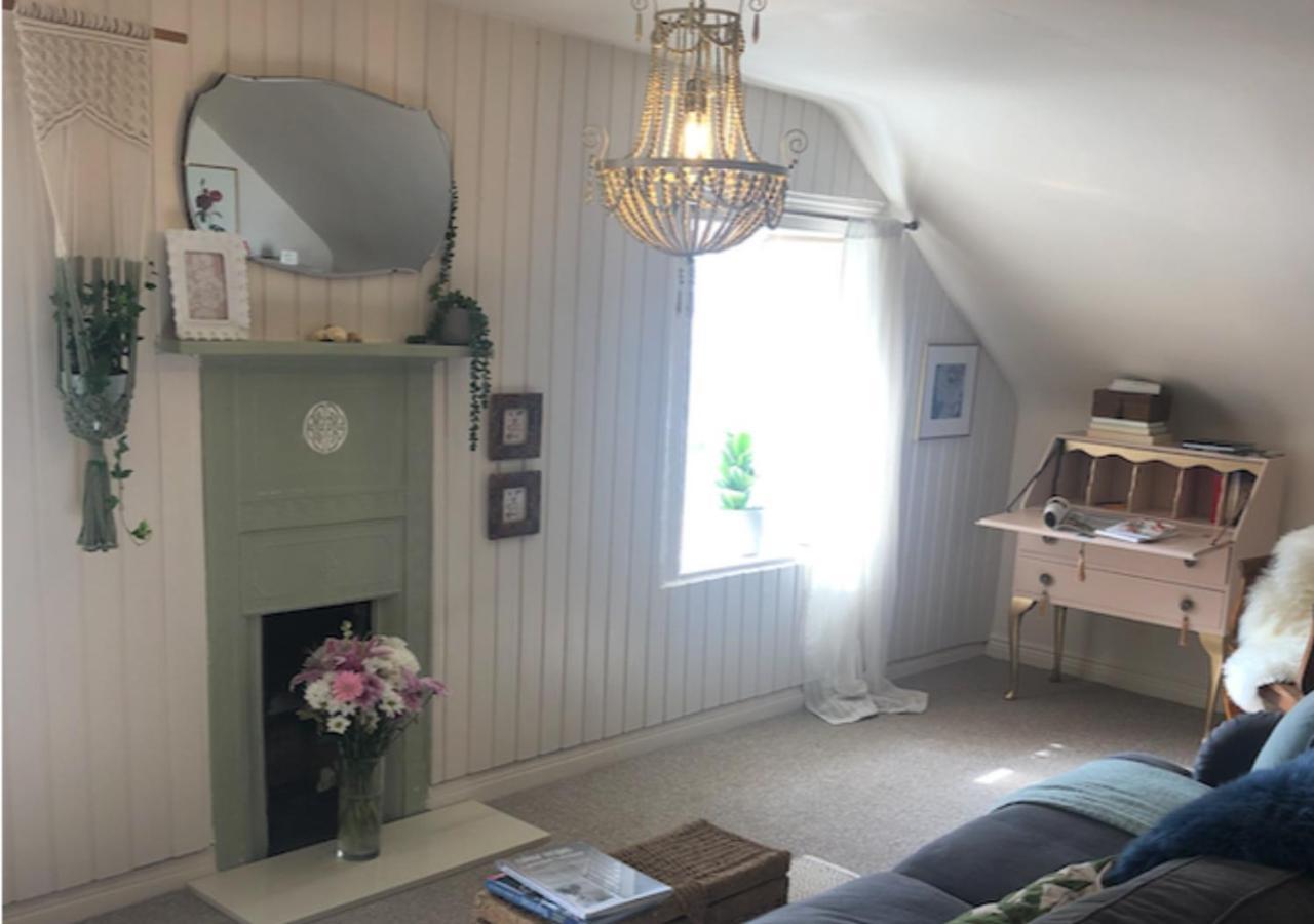 The Pink Cottage Upstairs Suite & Garden Summer Room Whitehead エクステリア 写真