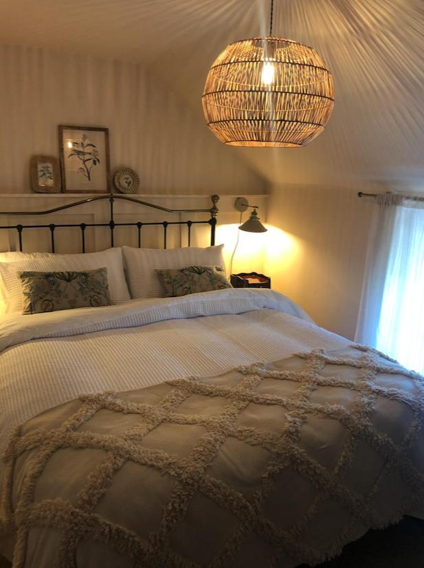 The Pink Cottage Upstairs Suite & Garden Summer Room Whitehead エクステリア 写真
