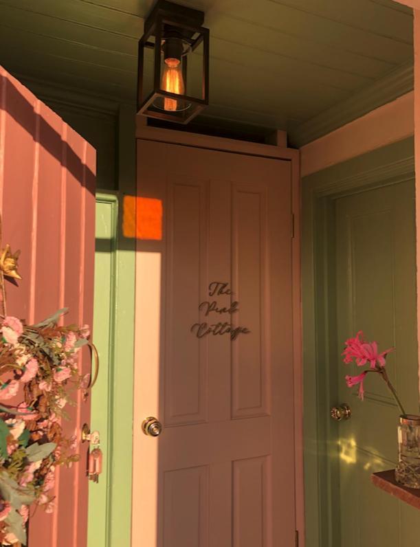 The Pink Cottage Upstairs Suite & Garden Summer Room Whitehead エクステリア 写真