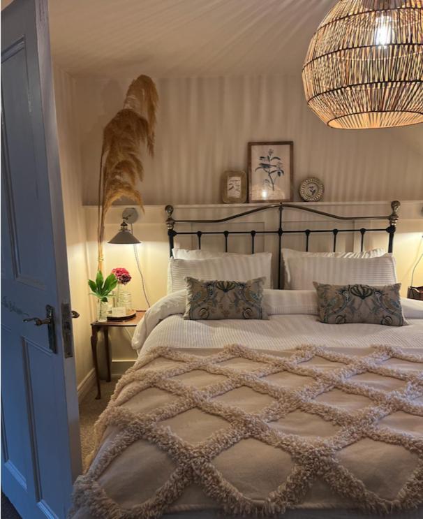 The Pink Cottage Upstairs Suite & Garden Summer Room Whitehead エクステリア 写真