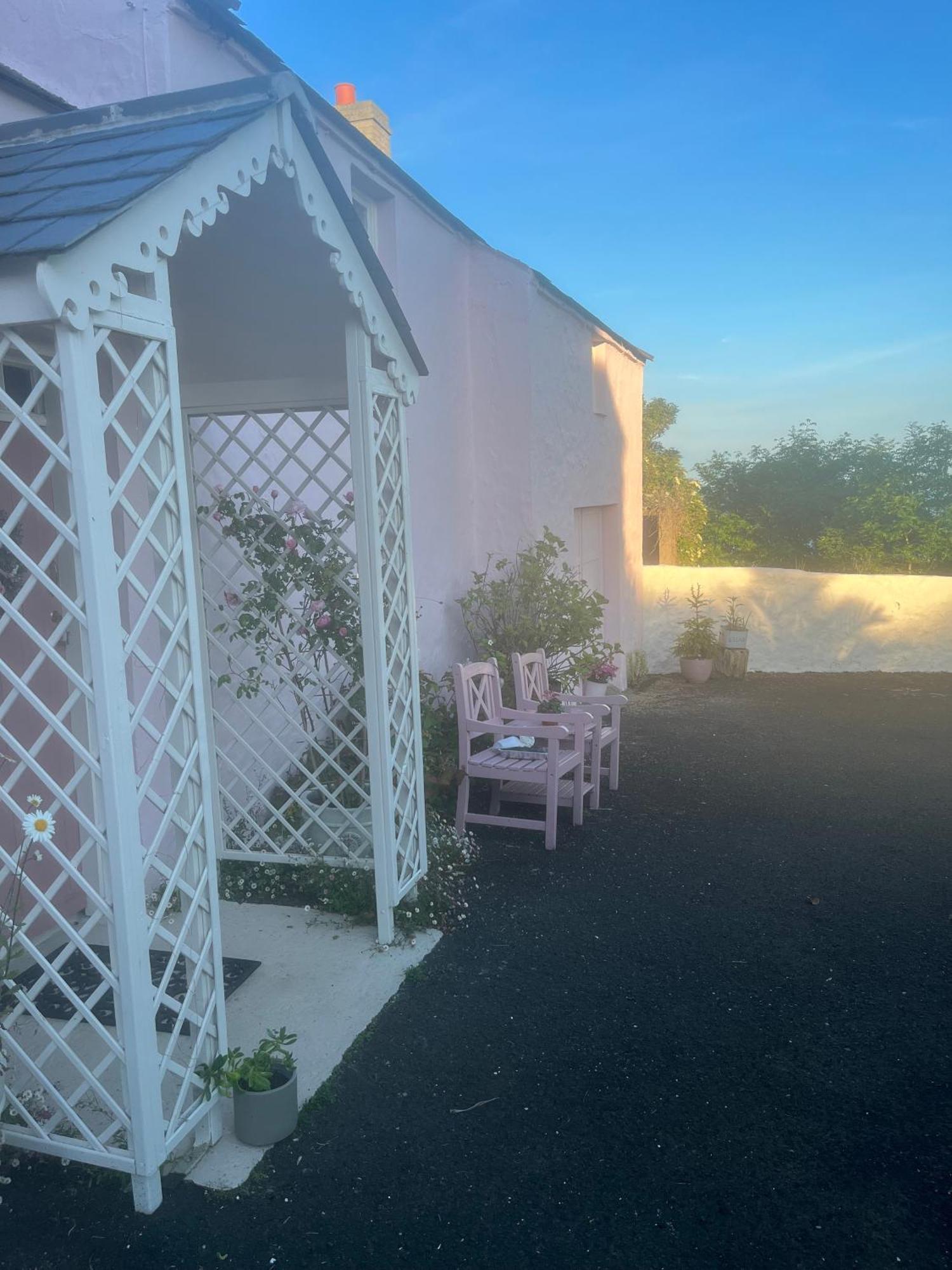The Pink Cottage Upstairs Suite & Garden Summer Room Whitehead エクステリア 写真