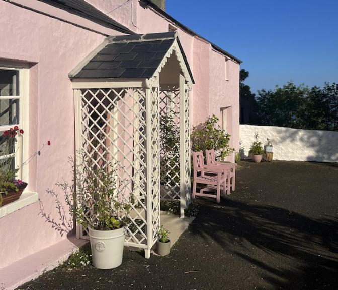 The Pink Cottage Upstairs Suite & Garden Summer Room Whitehead エクステリア 写真
