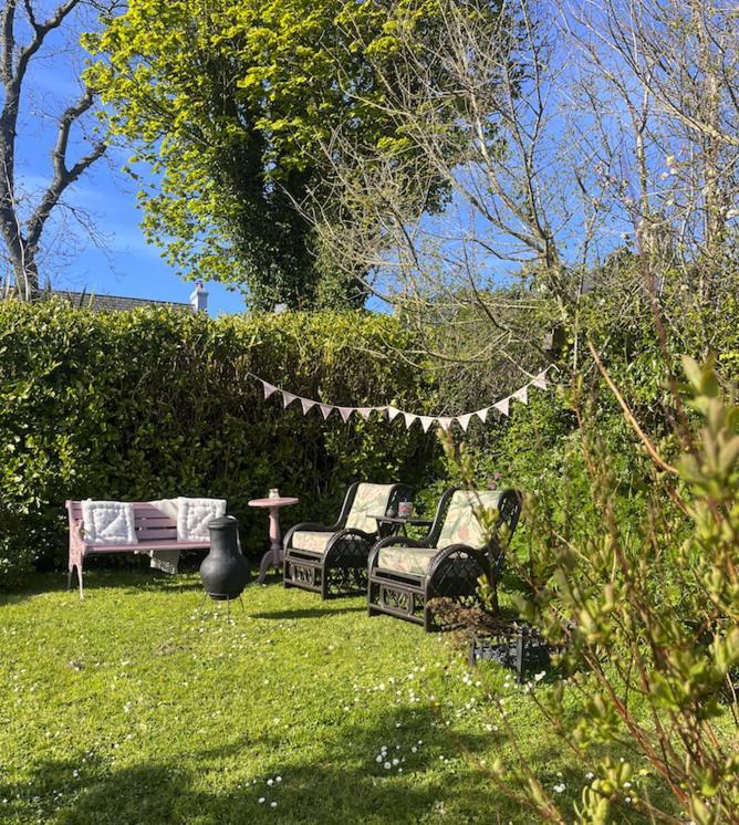 The Pink Cottage Upstairs Suite & Garden Summer Room Whitehead エクステリア 写真