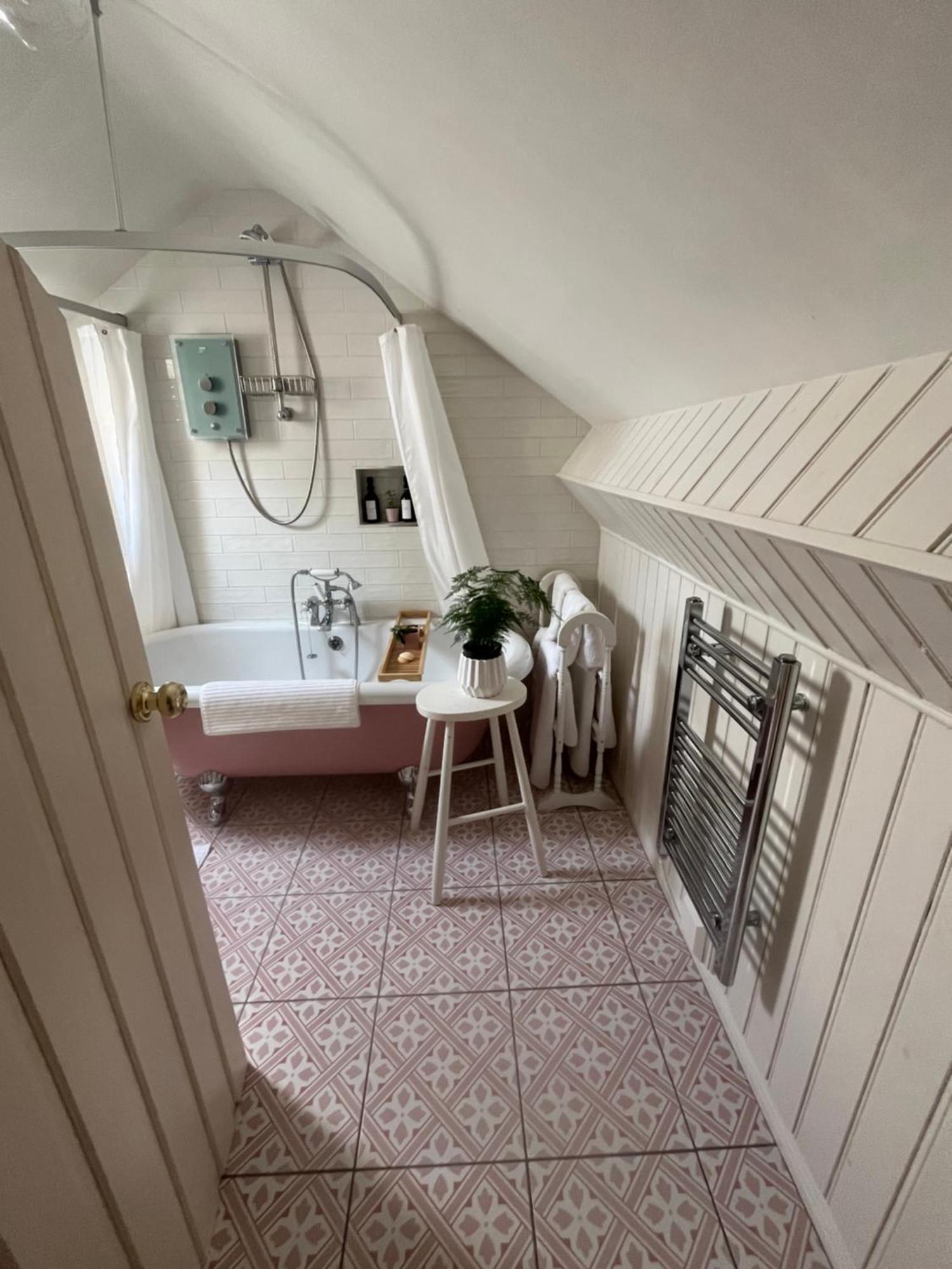 The Pink Cottage Upstairs Suite & Garden Summer Room Whitehead エクステリア 写真