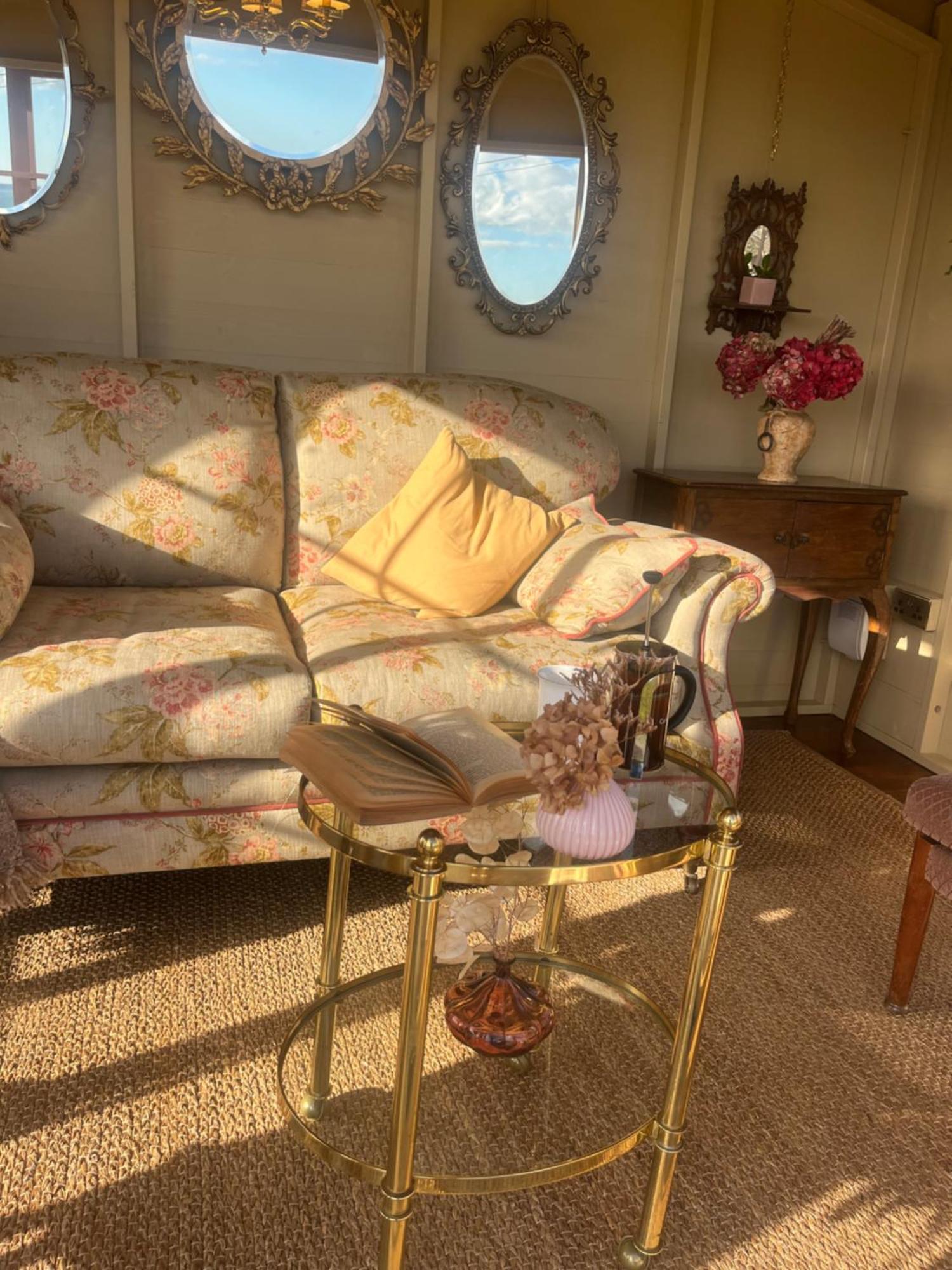 The Pink Cottage Upstairs Suite & Garden Summer Room Whitehead エクステリア 写真