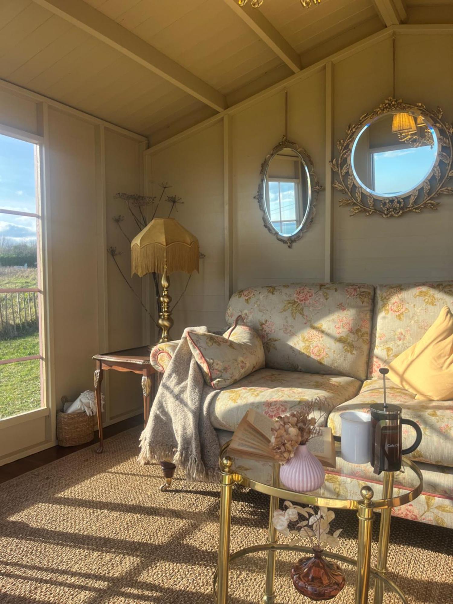 The Pink Cottage Upstairs Suite & Garden Summer Room Whitehead エクステリア 写真