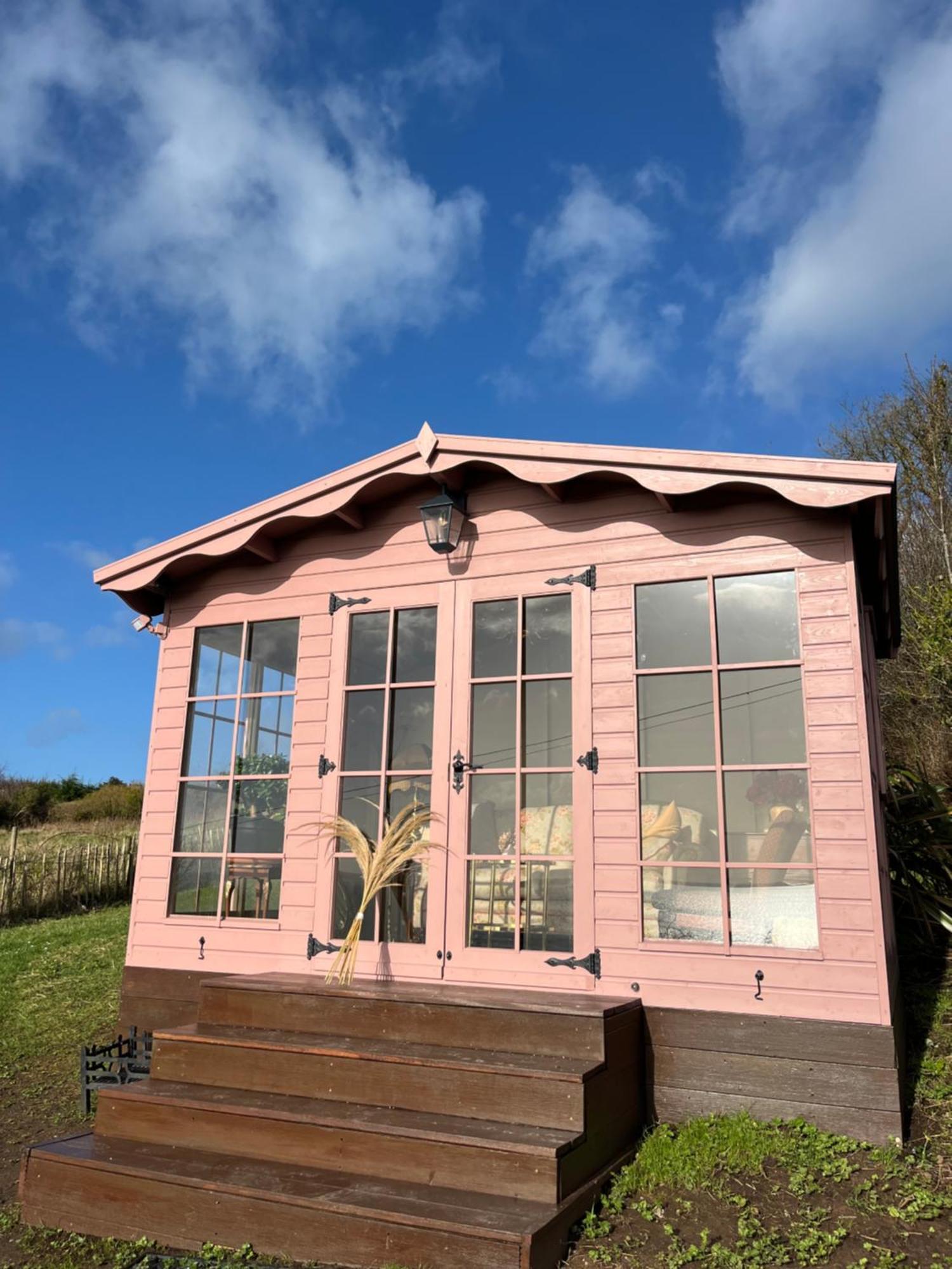 The Pink Cottage Upstairs Suite & Garden Summer Room Whitehead エクステリア 写真