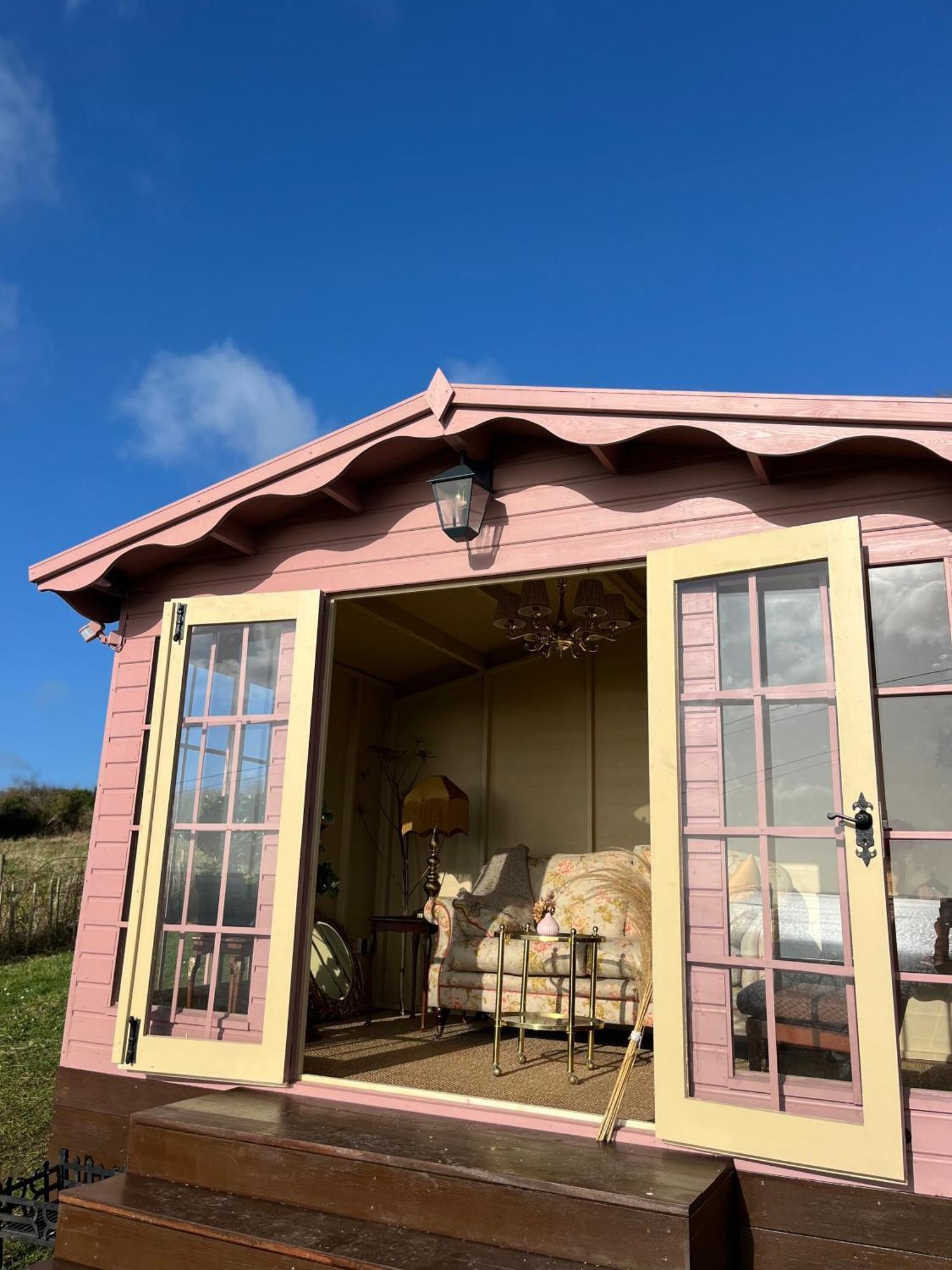 The Pink Cottage Upstairs Suite & Garden Summer Room Whitehead エクステリア 写真