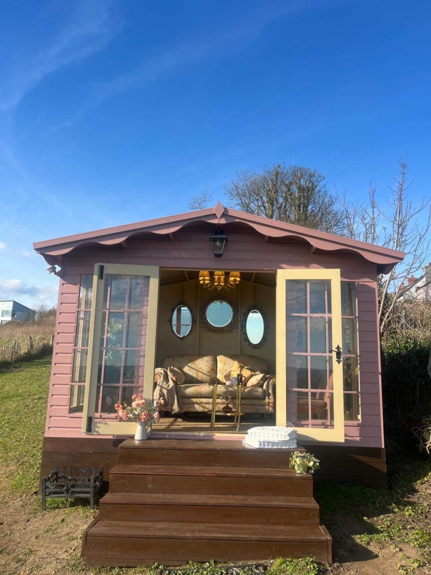The Pink Cottage Upstairs Suite & Garden Summer Room Whitehead エクステリア 写真