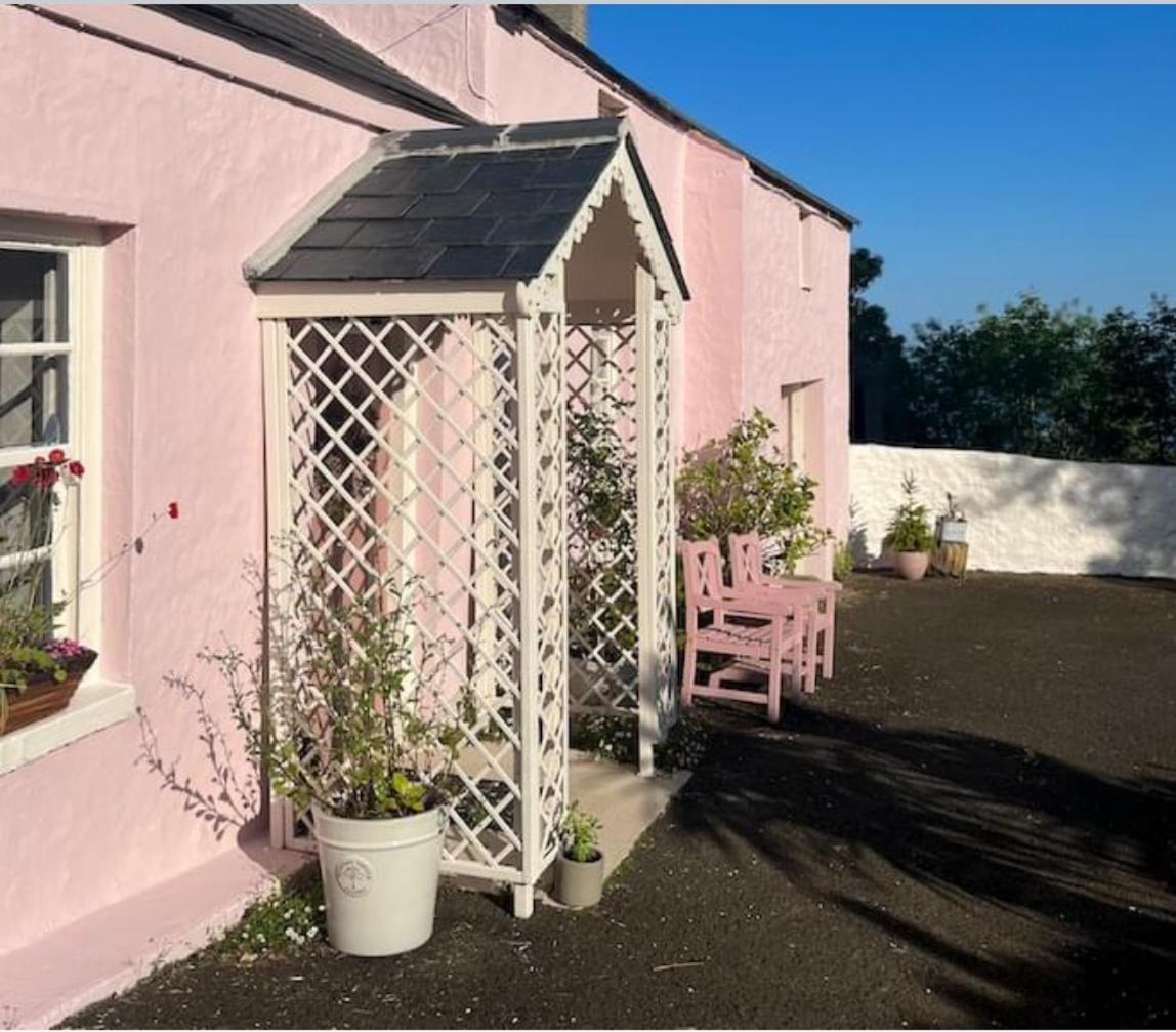 The Pink Cottage Upstairs Suite & Garden Summer Room Whitehead エクステリア 写真